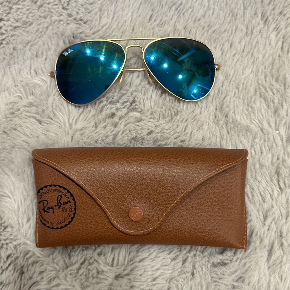 Ray Ban’s aviator blue color